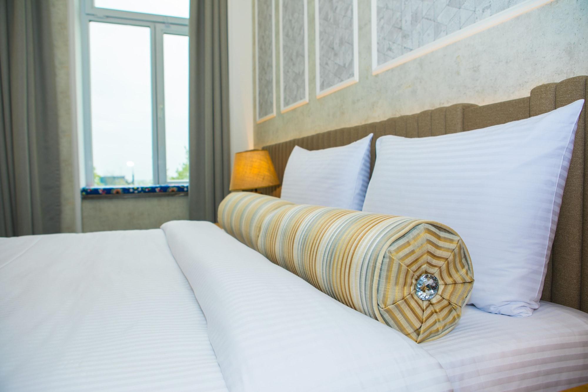 Promenade Hotel Baku Exterior photo A bolster pillow
