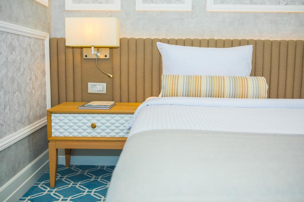 Promenade Hotel Baku Exterior photo A bedside table