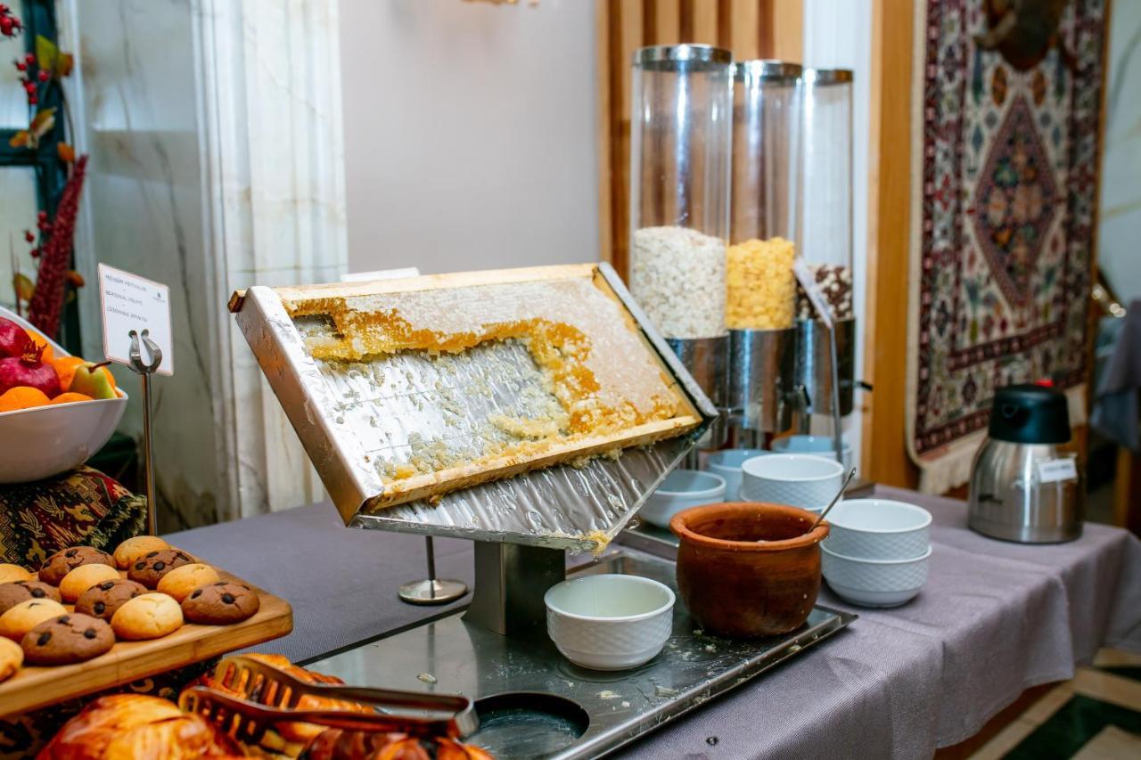 Promenade Hotel Baku Exterior photo A honey dispenser