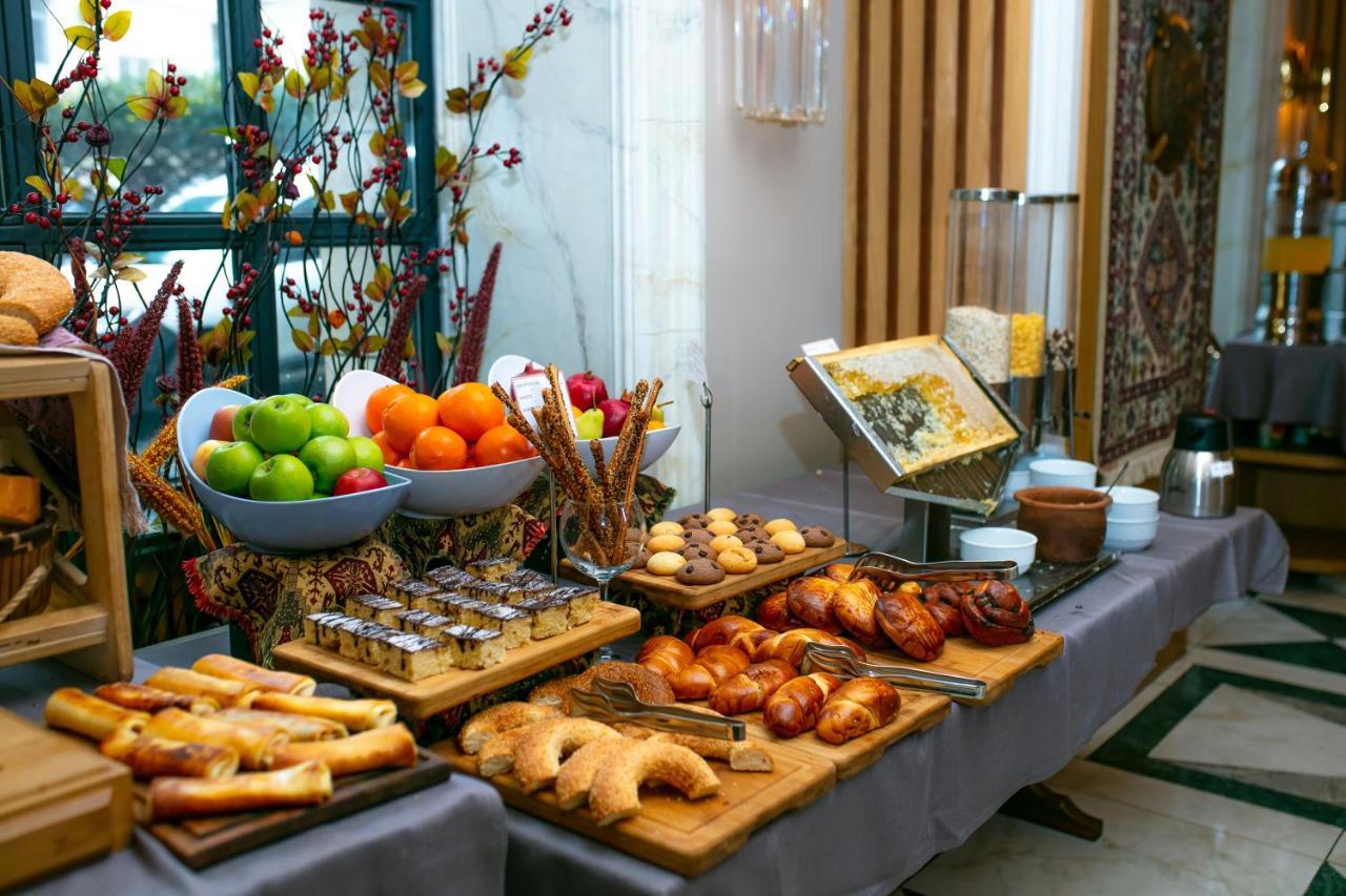 Promenade Hotel Baku Exterior photo A buffet at a hotel
