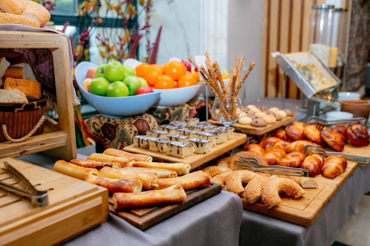 Promenade Hotel Baku Exterior photo A buffet