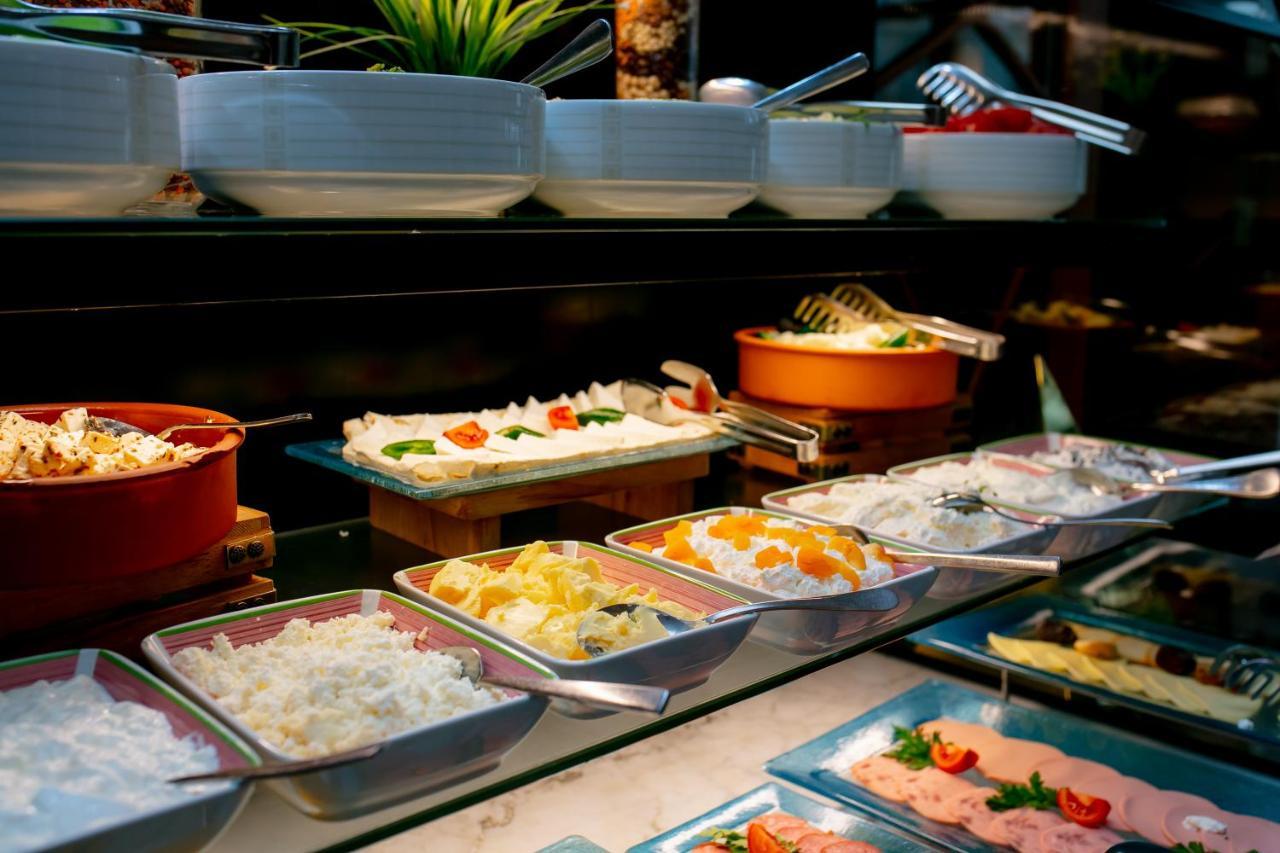 Promenade Hotel Baku Exterior photo A buffet at a restaurant