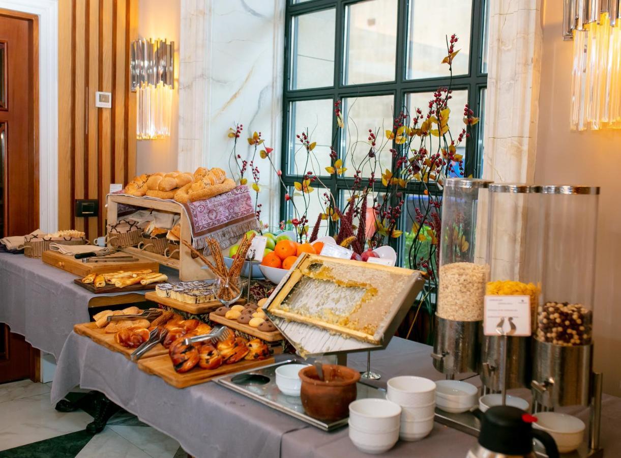 Promenade Hotel Baku Exterior photo A breakfast buffet