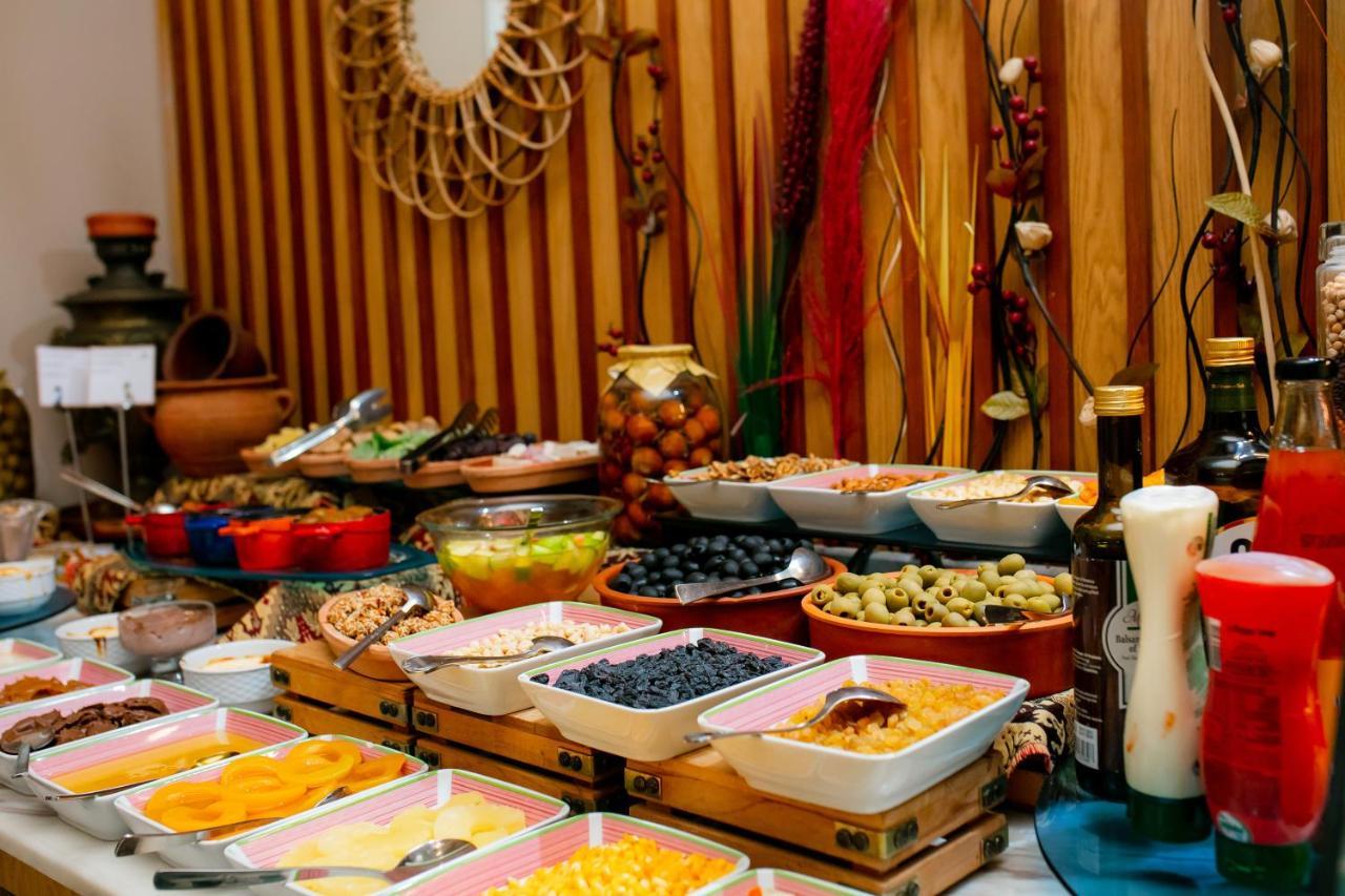 Promenade Hotel Baku Exterior photo A buffet