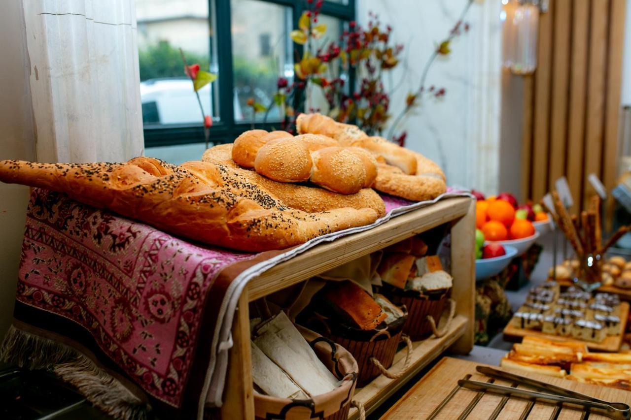 Promenade Hotel Baku Exterior photo Shabbat bread
